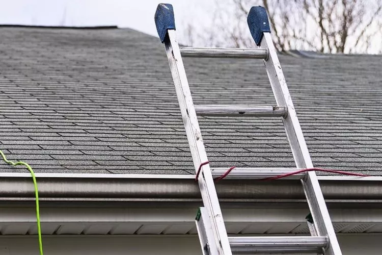 How to stabilize ladder on roof