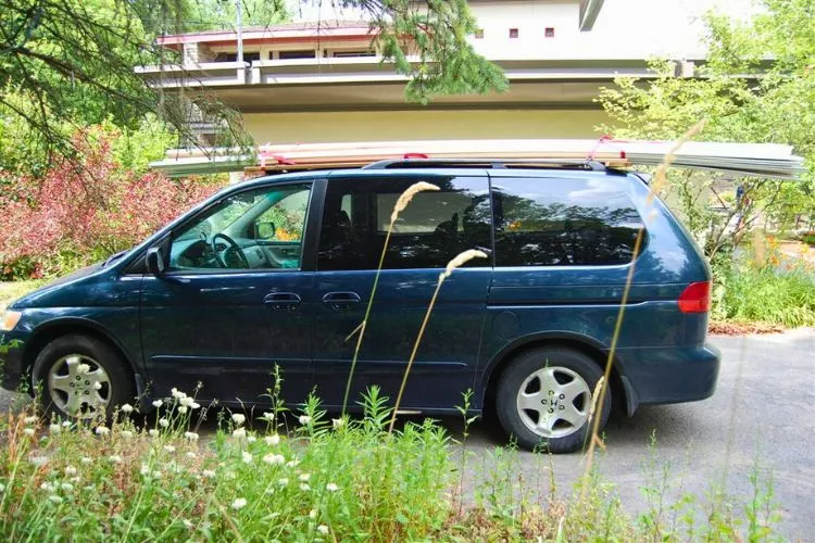 How to tie a ladder to the roof of your car without a roof rack