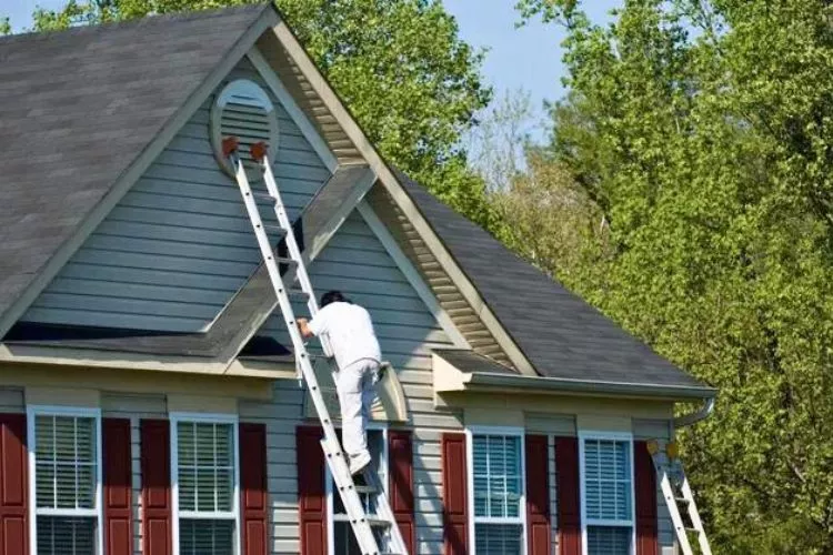 How do you carry a ladder up a ladder on a roof
