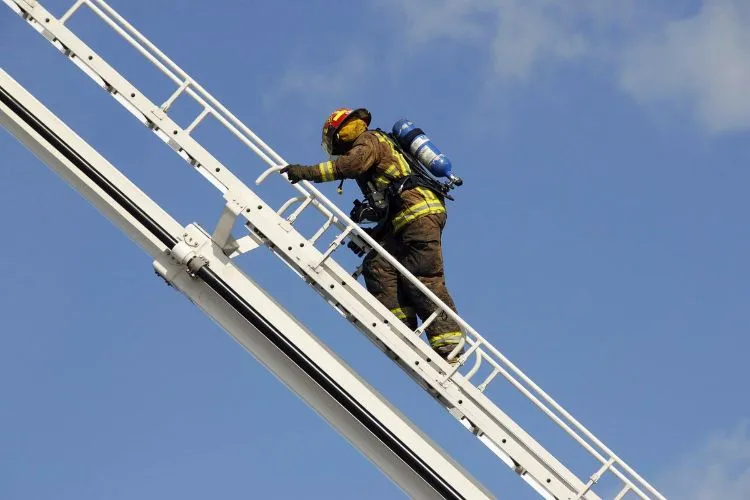 How much weight can a NFPA ladder hold