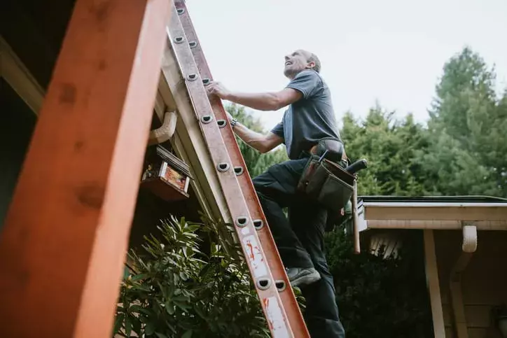 What is a safe angle for a leaning ladder