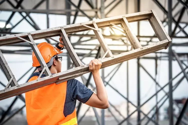 What are the rules for ladders on scaffolding