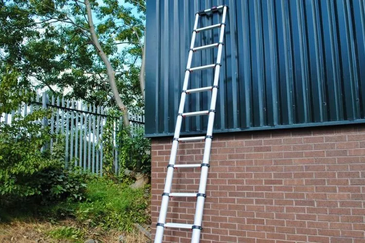 When Should You Avoid Using an Aluminum Ladder