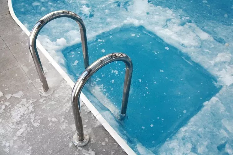 Can You Leave a Pool Ladder in the Winter