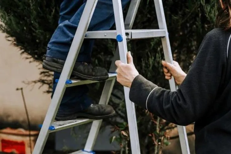 Steps to Make an Easel from a Step Ladder