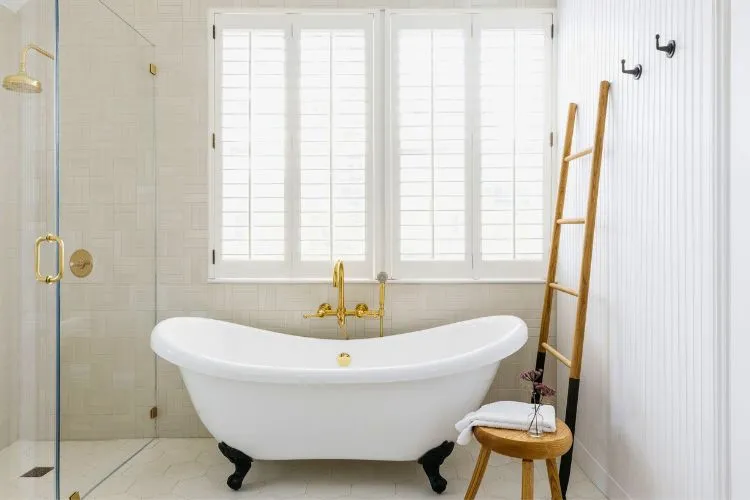 Alternatives to Using a Ladder in a Bathtub