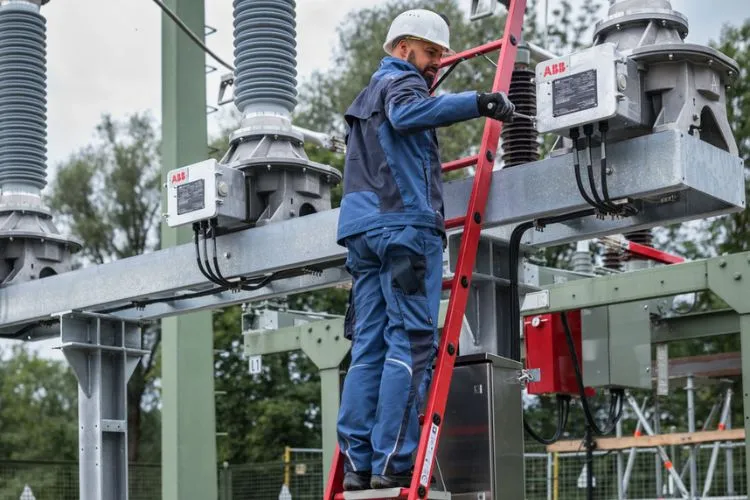 How To Stay Safe When Using Ladders Near Electricity