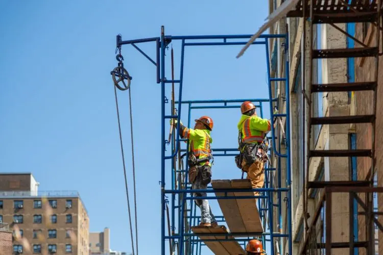 Safety Measures for Using Ladders on Scaffolds